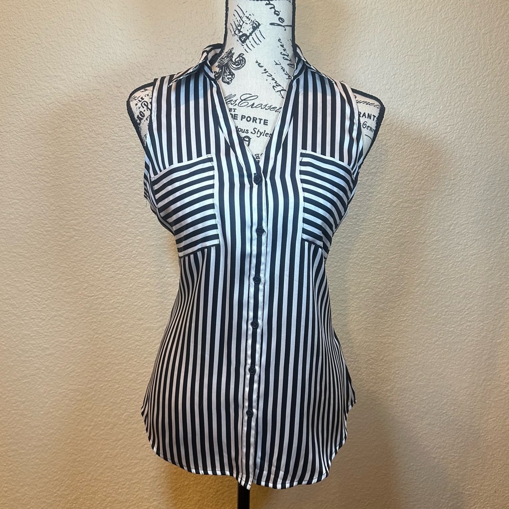 EXPRESS Women’s Black & White Striped Sleeveless Button Down Blouse - XS 🖤🤍